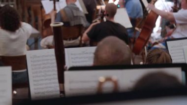 Orkestra müzisyenleri prova sırasında dinliyorlar. Yüksek kalite 4k görüntü