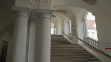 St. Florian Manastırı 'ndaki büyük taş merdiven. Yüksek kalite 4k görüntü