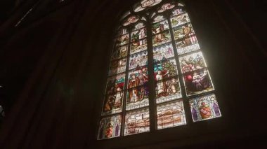 Katedralde güneş ışığında vitray pencere. Yüksek kalite 4k görüntü