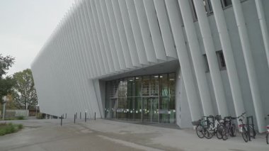 Linz, Yukarı Avusturya 'daki Bruckner Üniversitesi' nin dışında. Yüksek kalite 4k görüntü