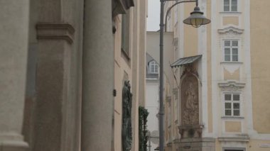 Barok ön cephe ekibi ve Linz 'in eski kasabasındaki Leydi Mary. Yüksek kalite 4k görüntü
