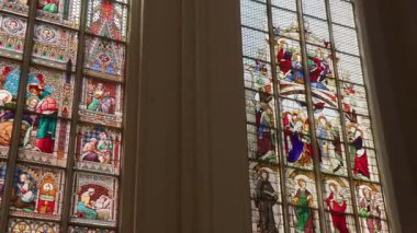 Steyr kilisesinin camları boyanmış. Yüksek kalite 4k görüntü