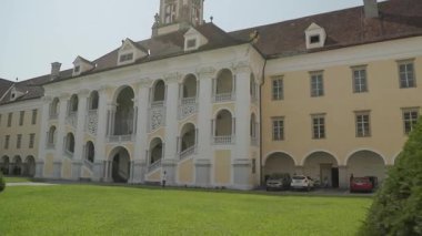 Barok Manastırı 'nın iç mahkemesi St. Florian, Yukarı Avusturya. Yüksek kalite 4k görüntü