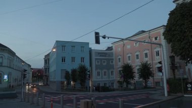Gün batımında Pfarrplatz 'da trafik olan Linz şehri. Yüksek kalite 4k görüntü