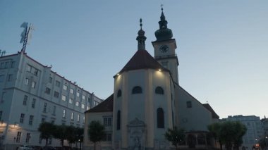 Gün batımında Pfarrplatz 'da trafik olan Linz şehri. Yüksek kalite 4k görüntü