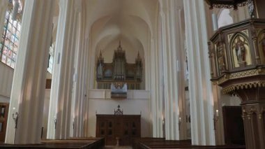 Stadtfarrkirche Steyr 'de kilise orgu çalıyor. Yüksek kalite 4k görüntü
