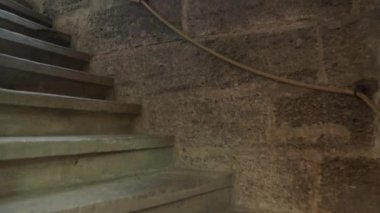 Kilise korosuna giden taş merdivenler. Yüksek kalite 4k görüntü