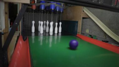 Inn 'deki elektronik bowling salonu. Yüksek kalite 4k görüntü
