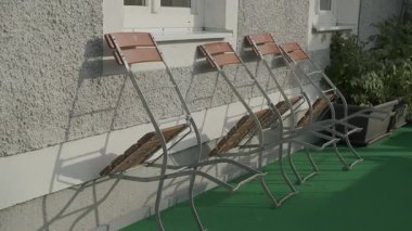 Misafir bahçesinde geleneksel otel sandalyeleri. Yüksek kalite 4k görüntü