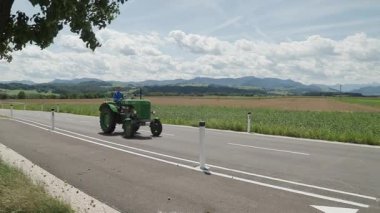 Yukarı Avusturya, Sierning 'deki kırsal yol ve dağlık eteklerde. Yüksek kalite 4k görüntü