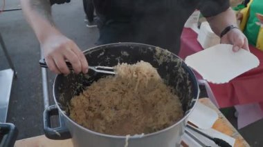 Lahana turşusu festivalde tencerede pişiriliyor. Yüksek kalite 4k görüntü