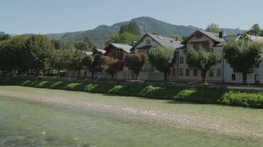 Traun Nehri üzerinde köprüsü olan Bad Ischl. Yüksek kalite 4k görüntü