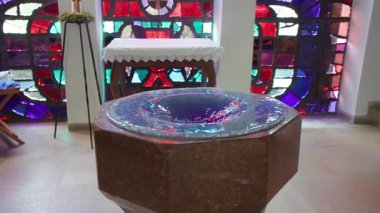 Modern vaftiz fontu ve kilisedeki vitray pencereler. Yüksek kalite 4k görüntü
