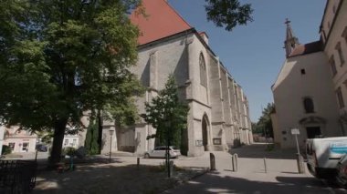 Stadtpfarrkirche ve Brucknerplatz, Yukarı Avusturya 'da. Yüksek kalite 4k görüntü