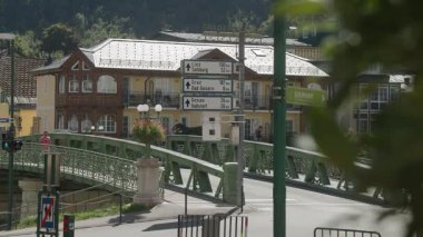 Bad Ischl 'de yön işaretleri ve Traun Nehri köprüsü. Yüksek kalite 4k görüntü