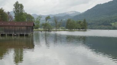 Salzkammergut 'taki Hallstatt Gölü' nün manzarası. Yüksek kalite 4k görüntü