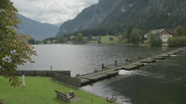 Salzkammergut 'taki Hallstatt gölünden akan tren nehri. Yüksek kalite 4k görüntü