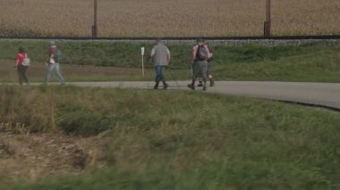 Bir grup son sınıf öğrencisi kırsal alanda kuzeyde yürüyüş yapıyor. Yüksek kalite 4k görüntü