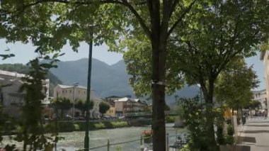 Bad Ischl 'deki Esplanace ve Traun nehri. Yüksek kalite 4k görüntü