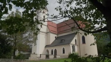 Yukarı Avusturya 'daki Bad Goisern Katolik Kilisesi. Yüksek kalite 4k görüntü