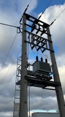 Kırsal bölgedeki elektrik transformatörü ve elektrik hatları. Yüksek kaliteli FullHD görüntüler