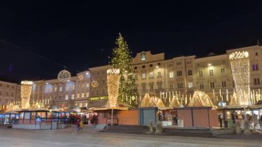 Geceleyin Hauptplatz 'daki Linz Noel Pazarı' nda. Yüksek kaliteli FullHD görüntüler