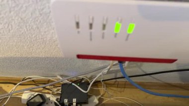 Fiber optik kutuya bağlı internet yönlendirici. Yüksek kalite 4k görüntü