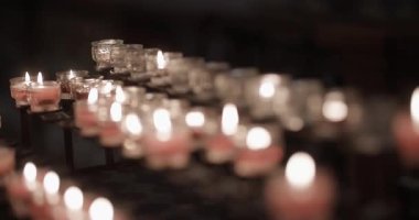 Kilisede yakılmış adak mumları. Yüksek kalite 4k görüntü