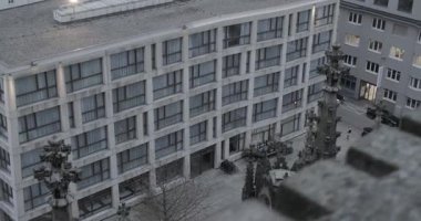 İnsanlar Linz katedralinden şehir manzarası ile çıkıyorlar. Yüksek kalite 4k görüntü