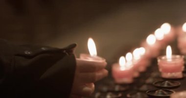 Kilisede yakılmış adak mumları. Yüksek kalite 4k görüntü