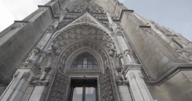 Taş azizlerle dolu Gotik portal girişi. Yüksek kalite 4k görüntü