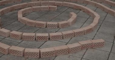 Tuğlalar kaldırıma dairesel biçimde dizilmiş. Yüksek kalite 4k görüntü