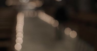 Yüzlerce adak mumuyla kilisede 1000 ışık. Yüksek kalite 4k görüntü