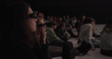 Üç boyutlu gözlüklü insanlar gösteride. Yüksek kalite 4k görüntü