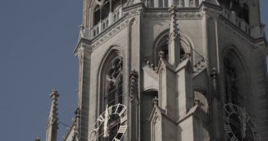 Linz 'deki gotik katedralin kule saati. Yüksek kalite 4k görüntü