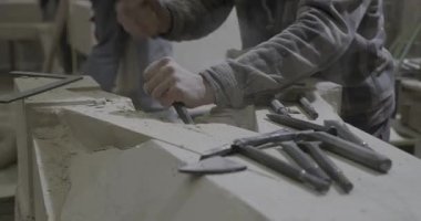 Taş ustası, Gotik Katedral 'in bir parçası üzerinde çalışıyor. Yüksek kalite 4k görüntü