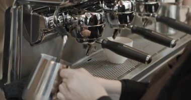 Kafeteryadaki espresso makinesinde süt köpüğü. Yüksek kalite 4k görüntü