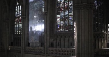 Katedraldeki camlı camların yenilenmesi. Yüksek kalite 4k görüntü