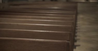Katolik katedralindeki kilise sıraları. Yüksek kalite 4k görüntü