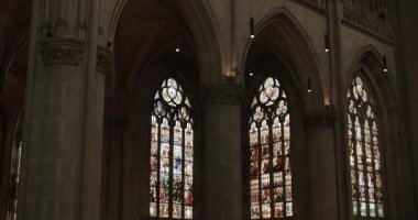 Linz katedralindeki renkli vitray pencereler. Yüksek kalite 4k görüntü