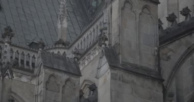 Gotik katedral Linz 'deki kuleden geçiyoruz. Yüksek kalite 4k görüntü