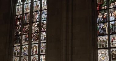 Linz katedralindeki renkli vitray pencereler. Yüksek kalite 4k görüntü