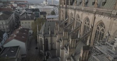 Linz St. Marys katedrali şehir merkezine bakıyor. Yüksek kalite 4k görüntü