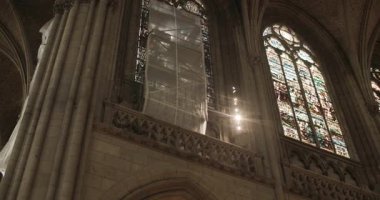 Katedraldeki vitrinin yenilenmesi. Yüksek kalite 4k görüntü