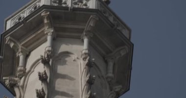 Linz 'deki gotik katedralin kule saati. Yüksek kalite 4k görüntü