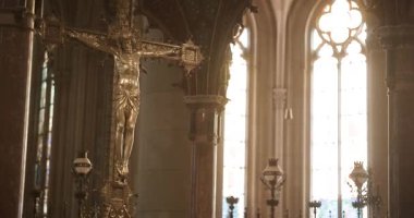 Linz katedralinde altın sunak haçı. Yüksek kalite 4k görüntü