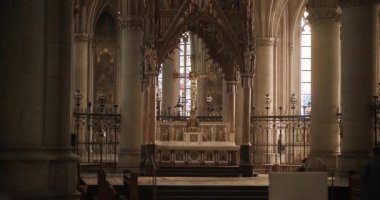 Linz katedralinde altın sunak haçı. Yüksek kalite 4k görüntü