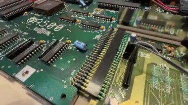 Bilgisayar devre kartı parçalanmış oyun bilgisayarı Amiga 500 'de. Yüksek kaliteli FullHD görüntüler