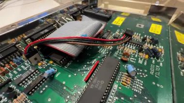 Bilgisayar devre kartı parçalanmış oyun bilgisayarı Amiga 500 'de. Yüksek kaliteli FullHD görüntüler