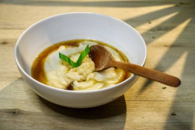 Tipik Endonezya tatlı lapası pirinç unu ve Hindistan cevizi esmer şeker..